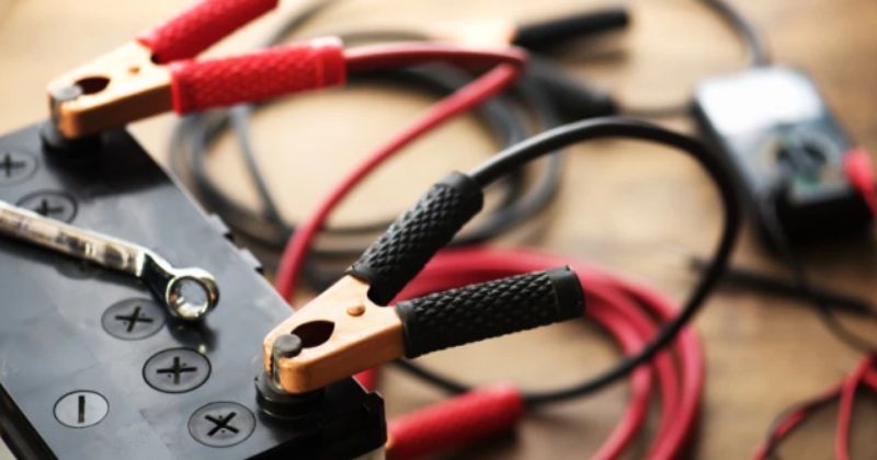 Bình ắc quy xe máy có sạc lại được không và hướng dẫn sạc an toàn