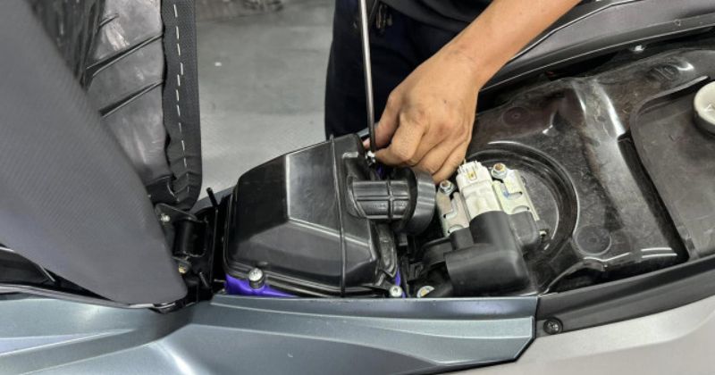 Cách bảo dưỡng vệ sinh và thay lọc gió xe máy đúng kỹ thuật tại nhà