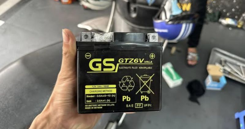 Sai lầm thường gặp khi tự thay sạc và bảo dưỡng bình ắc quy xe máy tại nhà
