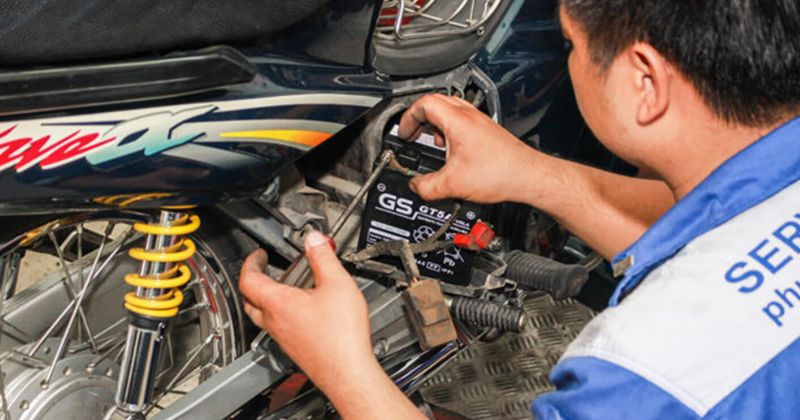 Thay bình ắc quy xe máy đúng loại