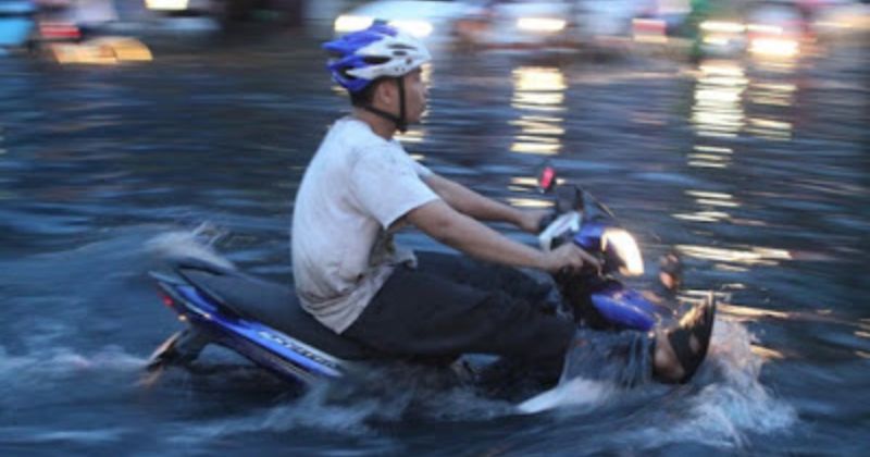 lý do xe máy bị ngập nước dễ hư hỏng nặng và nguy cơ thủy kích động cơ